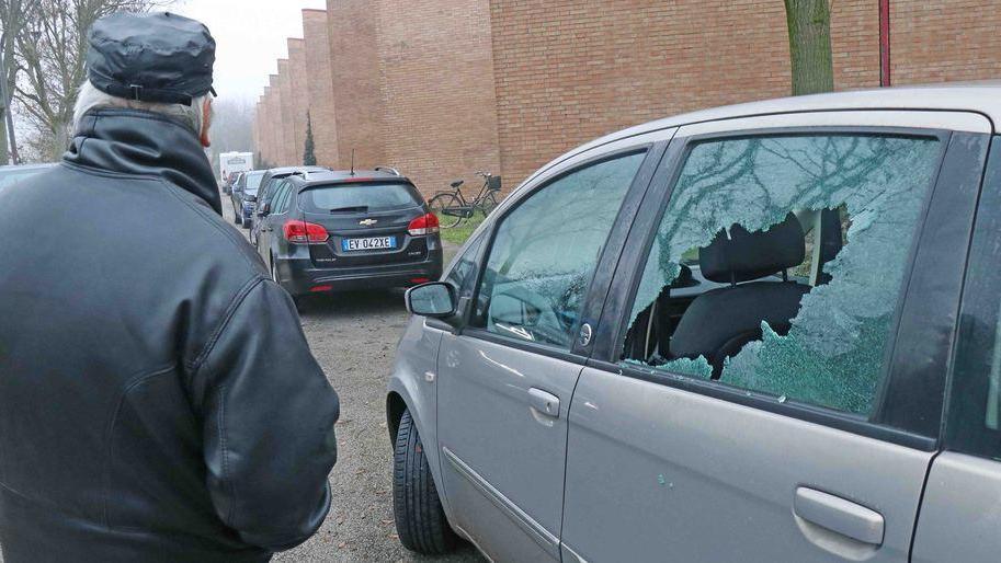 Vandali spaccano sette auto