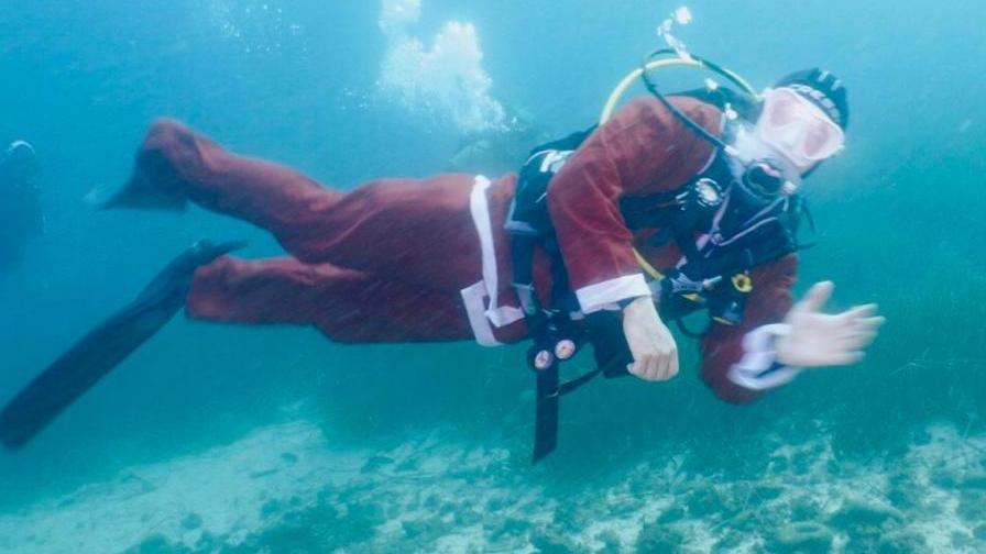 Babbo Natale nuota sott’acqua