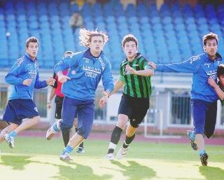 Il difensore Lorenzo Stovini in azione nel corso della partita amichevole disputata contro il Tuttocuoio