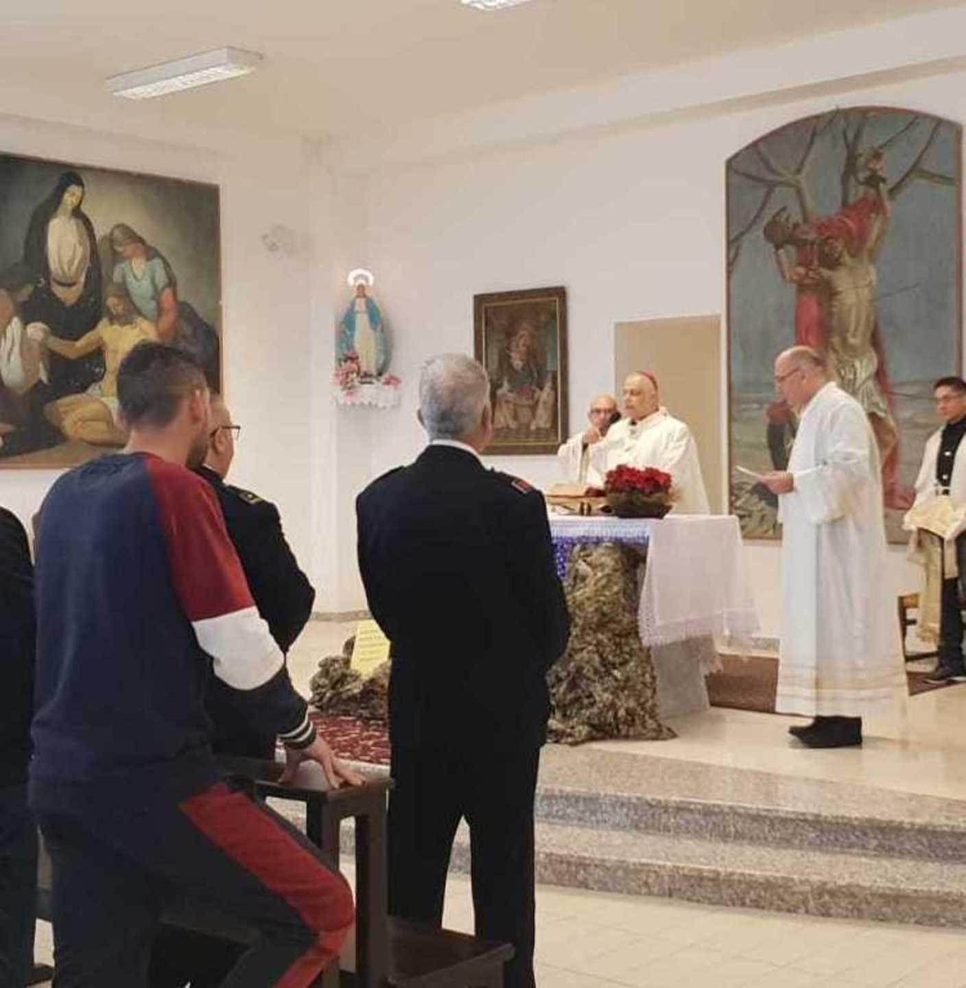 A Bancali messa mattutina con detenuti e agenti 