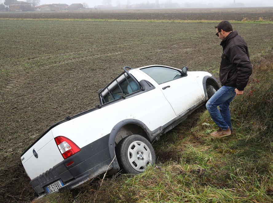Cesta, fuori strada con l’auto