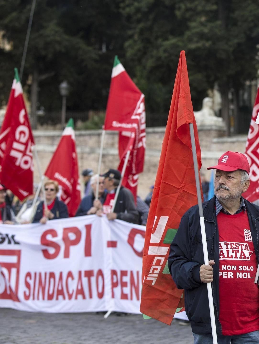 Pensionati, sit in davanti alle prefetture 