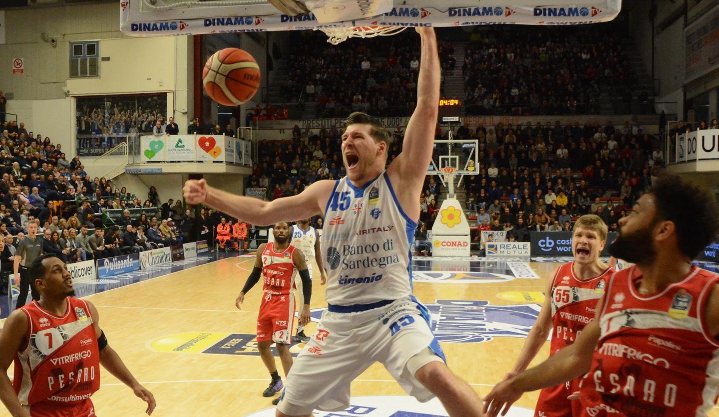 La rabbia della Dinamo spazza via la Vuelle Pesaro 