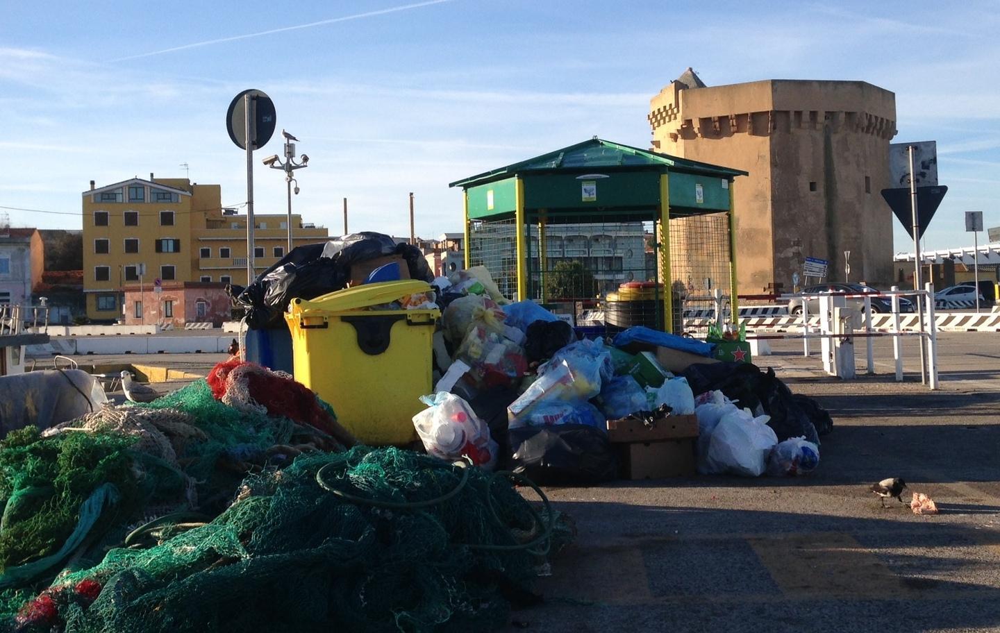 Il porto diventa discarica durante le feste natalizie 