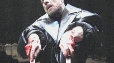 Gabriele Lavia in una scena del suo Macbeth Nella foto piccola Giovanna Di Rauso