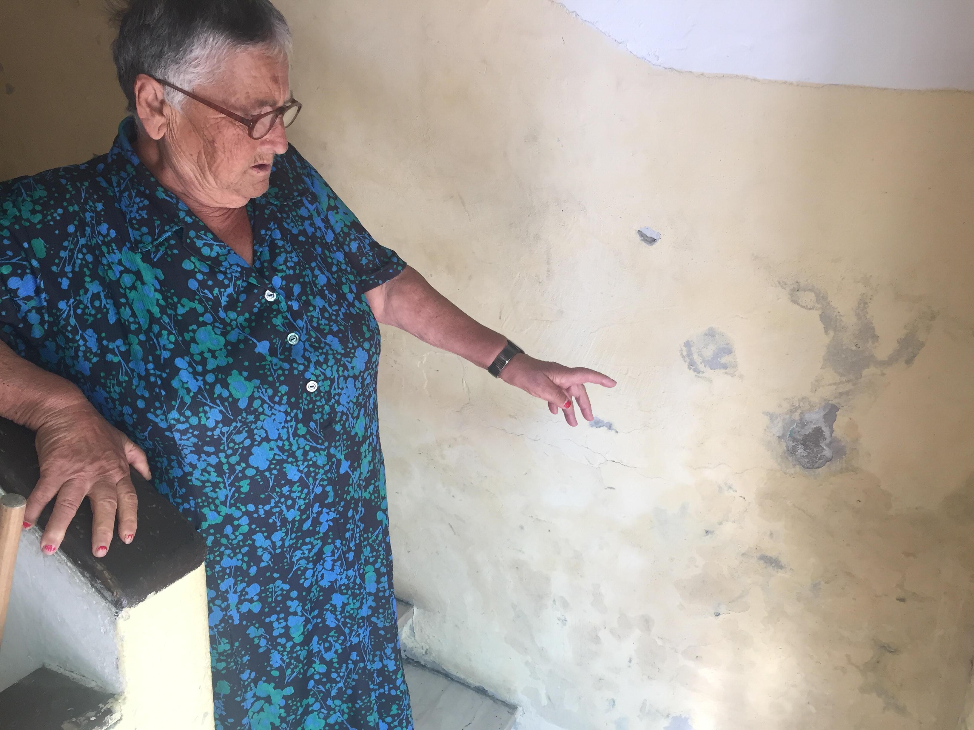 Un'inquilina mostra le macchie di umidità in casa