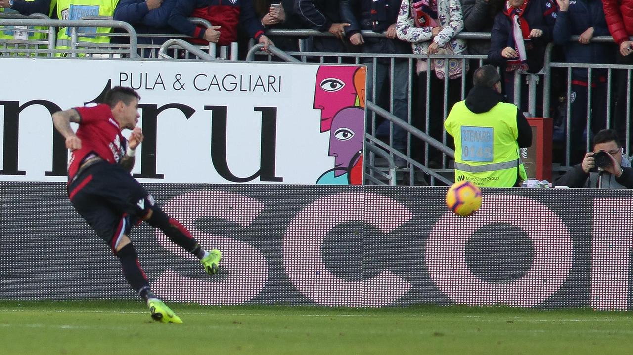 Diego Farias segna il gol della vittoria contro il Genoa