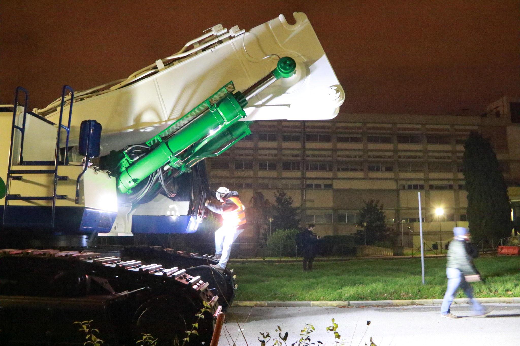 La gru che servirà per demolire il vecchio ospedale di Prato (foto Sproviero-Batavia)