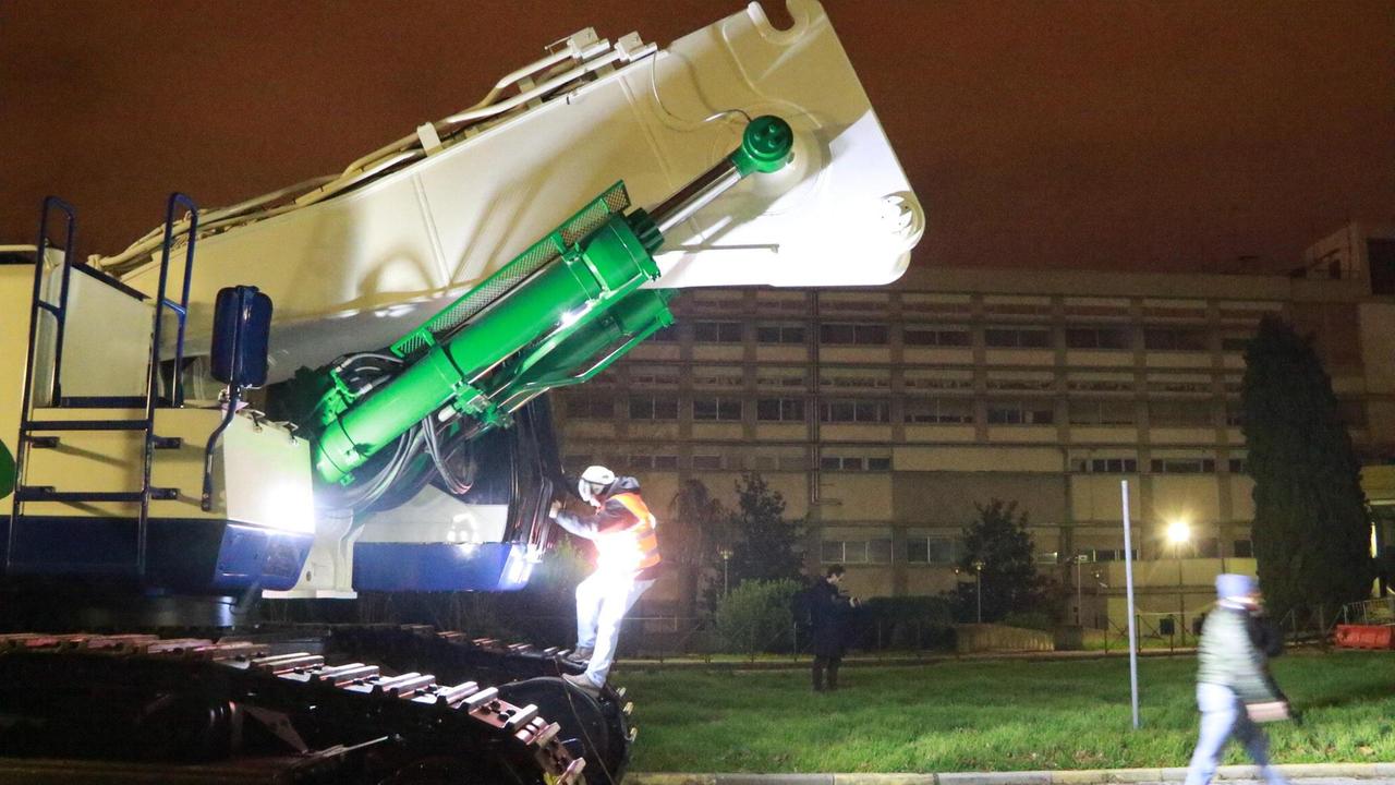 La gru che servirà per demolire il vecchio ospedale di Prato (foto Sproviero-Batavia)