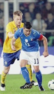 A sinistra l’ex azzurro Totò Di Natale in azione con la maglia della nazionale e la fascia di capitano mercoledì scorso in Italia-Svezia Sotto il presidente Fabrizio Corsi e il direttore generale Pino Vitale In basso Zlako Dedic (in tenuta chiara) nel corso di Slovenia-Russia
