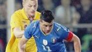 A sinistra l’ex azzurro Totò Di Natale in azione con la maglia della nazionale e la fascia di capitano mercoledì scorso in Italia-Svezia Sotto il presidente Fabrizio Corsi e il direttore generale Pino Vitale In basso Zlako Dedic (in tenuta chiara) nel corso di Slovenia-Russia