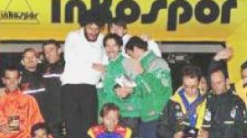 Un momento della gara e, sopra la premiazione