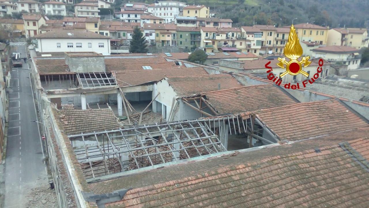 Il tetto crollato della fabbrica in disuso a Vaiano