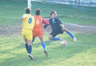 A destra il gol di Granito e (sotto) Granito difende la palla dall’attacco di un avversario