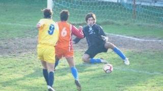 A destra il gol di Granito e (sotto) Granito difende la palla dall’attacco di un avversario