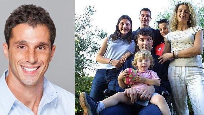 Gianluca Signorini e la sua famiglia in una foto del 2011. Alessio (a sinistra oggi) è in piedi dietro al padre
