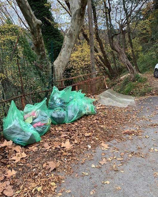 Da mesi abbandona rifiuti per strada: incastrato da una bolletta 