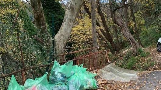 Da mesi abbandona rifiuti per strada: incastrato da una bolletta
