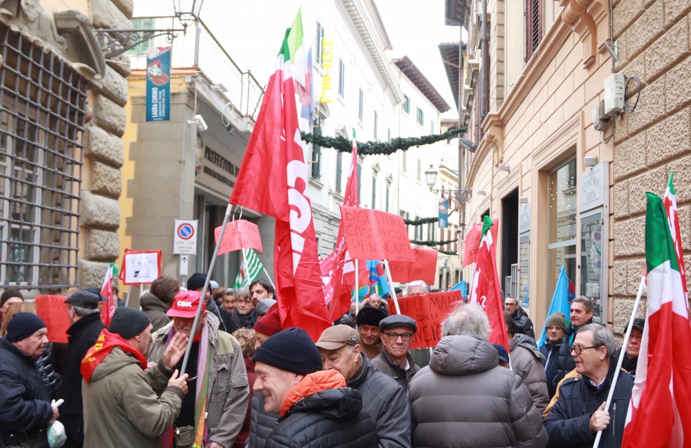 La manifestazione dei sindacati davanti alla Prefettura di Prato (foto Sproviero-Batavia)