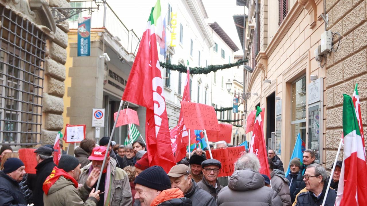 La manifestazione dei sindacati davanti alla Prefettura di Prato (foto Sproviero-Batavia)