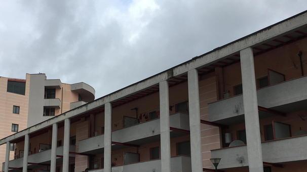 L'edificio che ospita le famiglie rom a Ponsacco