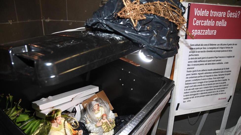 Presepe delle polemiche, i parrocchiani difendono Zappolini: «Don Armando contro l’ipocrisia»