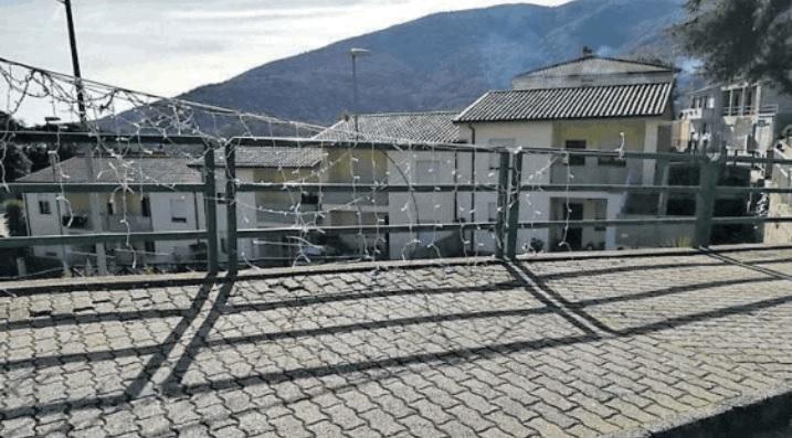 Esporlatu, le luminarie demolite a fucilate 