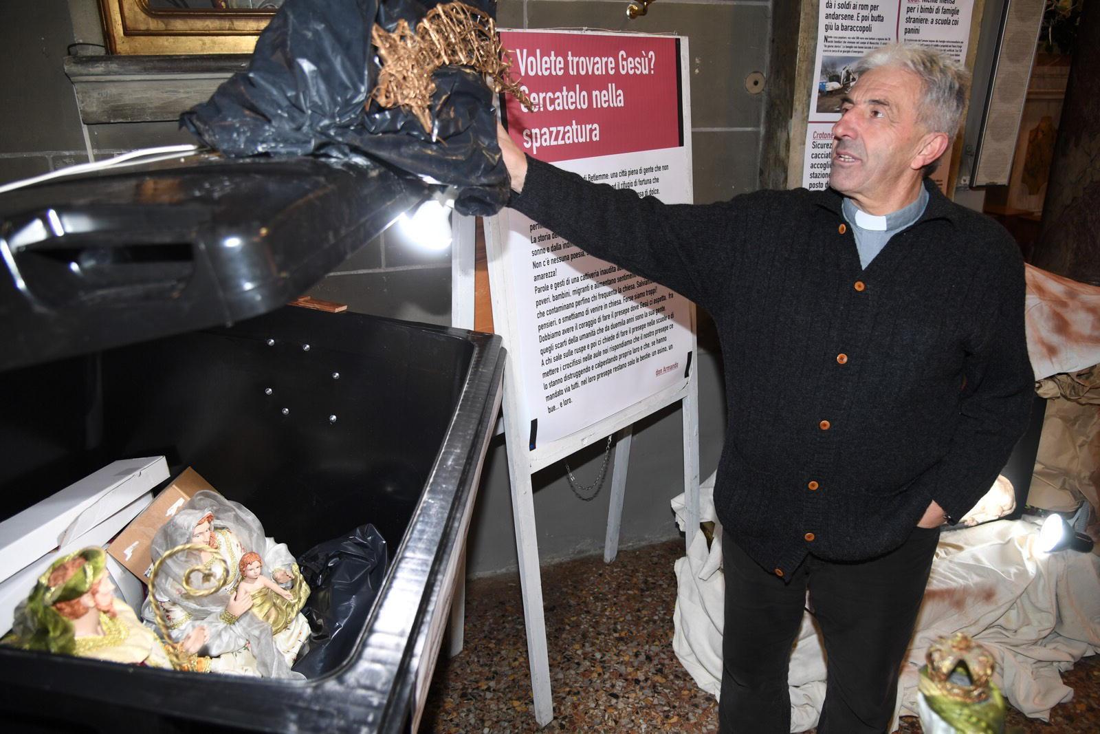 Don Zappolini in mezzo al suo presepe