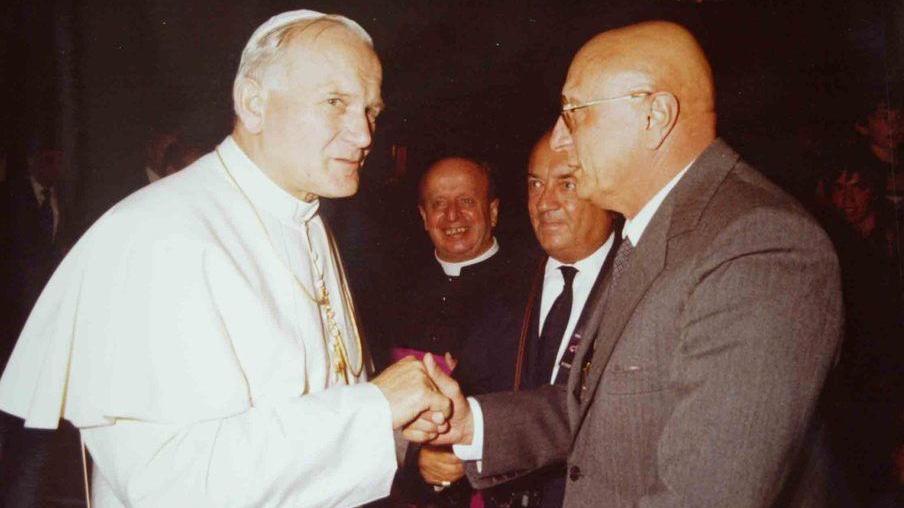 Il senatore Giorgio Degola insieme a papa Wojityla