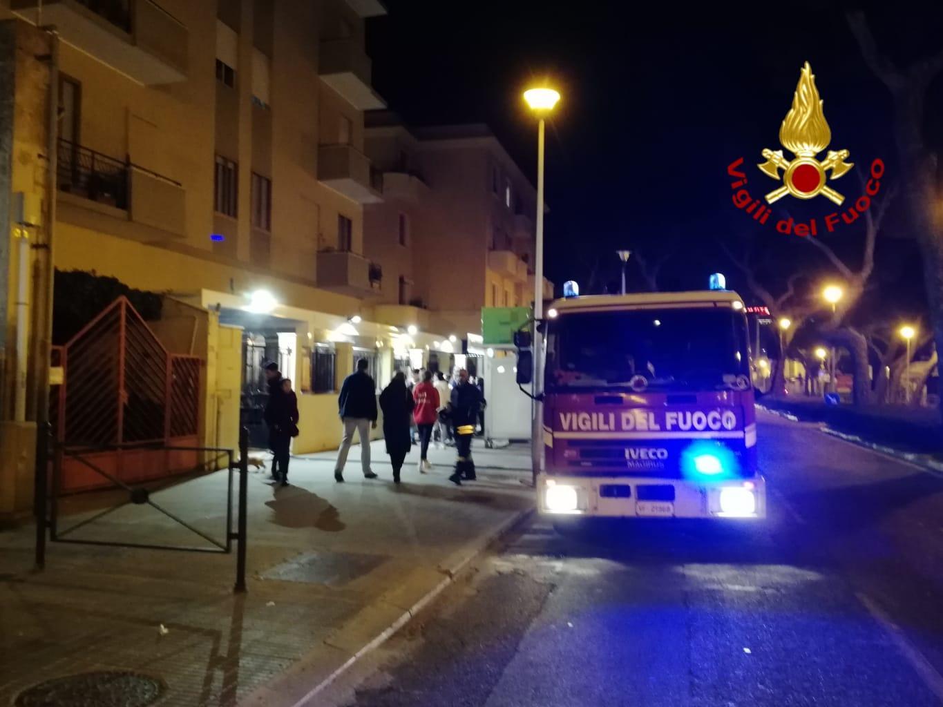 Fiamme nella cucina di un ristorante, i clienti scappano per strada