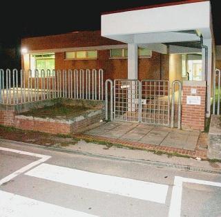 Il divieto di sosta per la pulizia della strada davanti alla scuola materna in via Trento e sopra il plesso scolastico