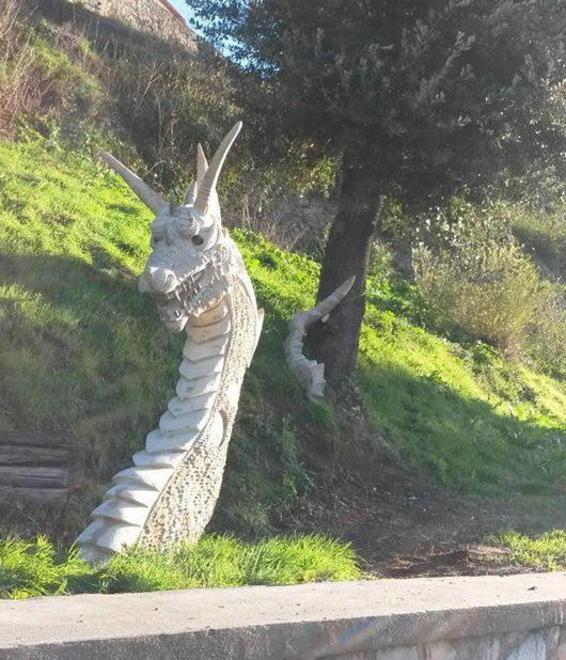 Terminata la scultura del drago installata a difesa delle mura