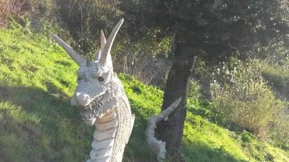 Terminata la scultura del drago installata a difesa delle mura