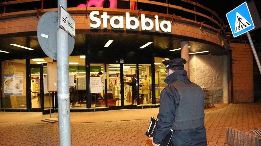 Col coltello minaccia cassiera, rapina alla Coop