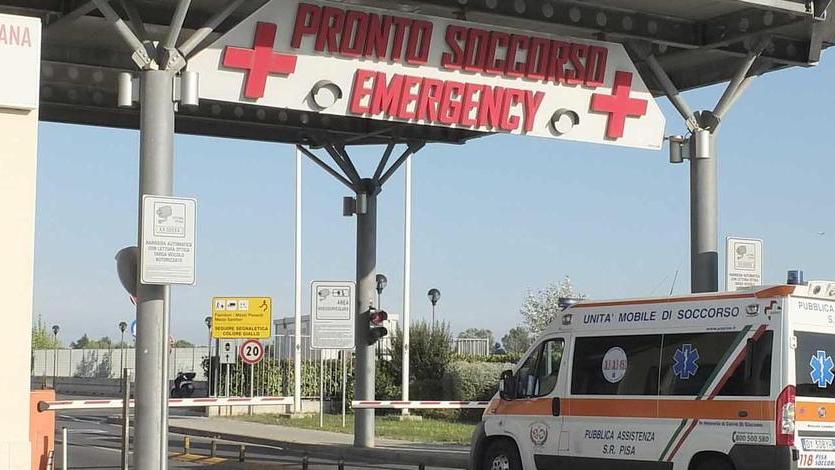 Pugno a un militare intervenuto in casa per sedare una rissa
