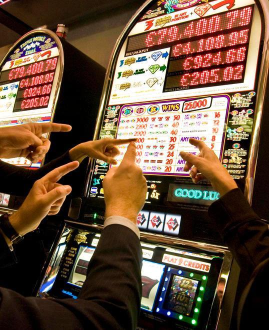 Da destra a sinistra, a Coreglia tutti contro la nuova sala slot 