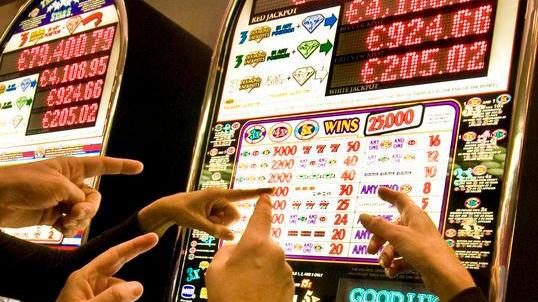 Da destra a sinistra, a Coreglia tutti contro la nuova sala slot
