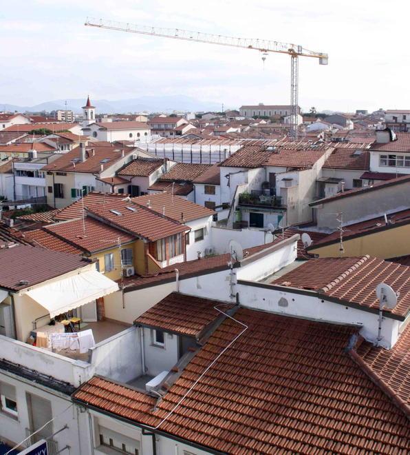 Proposta dei geometri: rendere residenze i fondi commerciali 