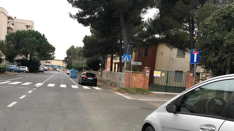 Incrocio invaso dalle auto in sosta La rabbia dei cittadini: «Pericoloso»