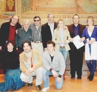 Foto di gruppo degli amministratori comunali di San Miniato con gli attori del film “Belli si nasce”; il vicesindaco Chiara Rossi con il regista Aldo Pellegrini