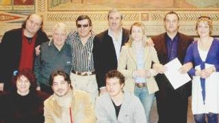 Foto di gruppo degli amministratori comunali di San Miniato con gli attori del film “Belli si nasce”; il vicesindaco Chiara Rossi con il regista Aldo Pellegrini