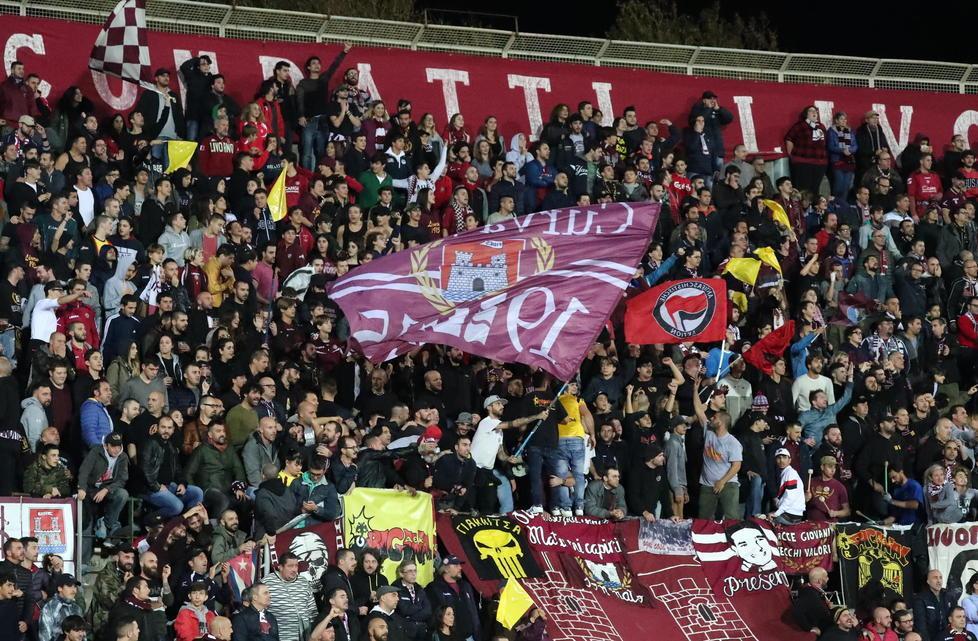 Prezzi più bassi per domenica: gradinata e curva a 11 euro