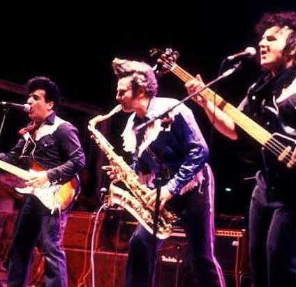 Concerti all’aperto e brindisi col gruppo Dennis & The Jets