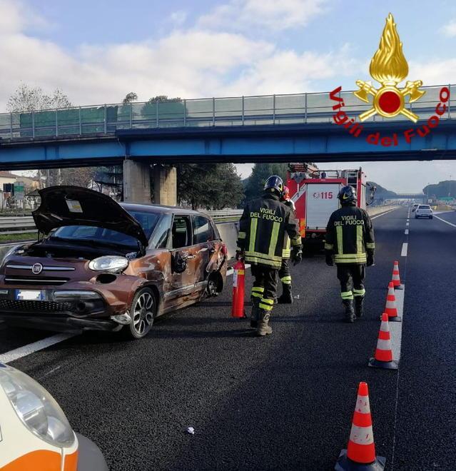 Auto finisce contro la barriera: un ferito