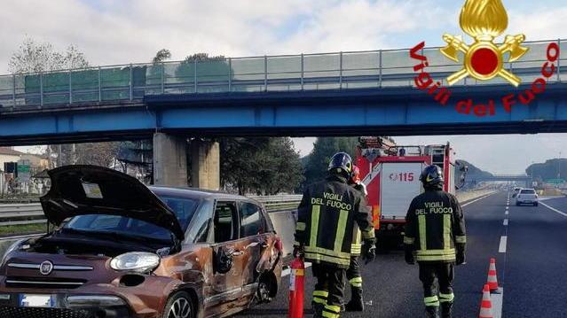 Auto finisce contro la barriera: un ferito