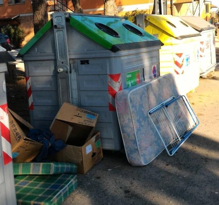 Reti e scatoloni ammassati La differenziata degli incivili