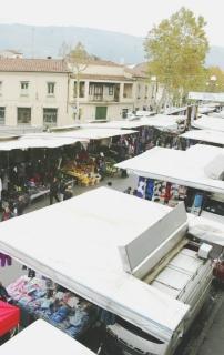 Il mercato straordinario di domenica con i banchi nel viale Piave