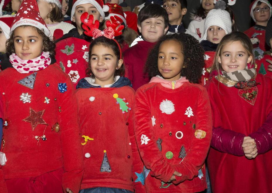 La carica dei 100 bimbi che cantano in rosso 