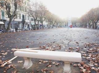 Due immagini di piazza Venti: neppure lontana parente di come era fino a pochi mesi fa quando c’erano le baracche del mercatino americano