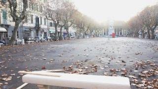 Due immagini di piazza Venti: neppure lontana parente di come era fino a pochi mesi fa quando c’erano le baracche del mercatino americano
